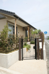 アイランドキッチンで蕎麦打ちを楽しむ平屋の暮らし