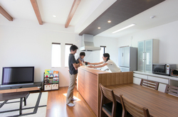 造作家具と一体化した、スタイリッシュなキッチンのある家